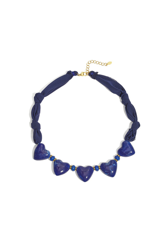 Collar de tela con cuentas de corazón