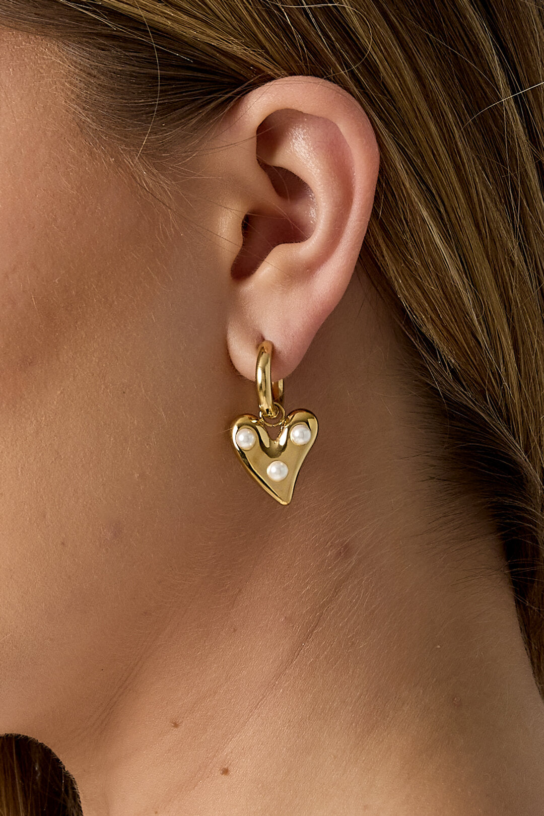 Pendientes de aro con corazón colgante y perlas