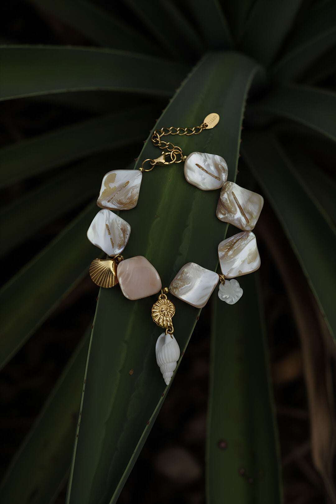 Pulsera con conchas y charms marinos beige