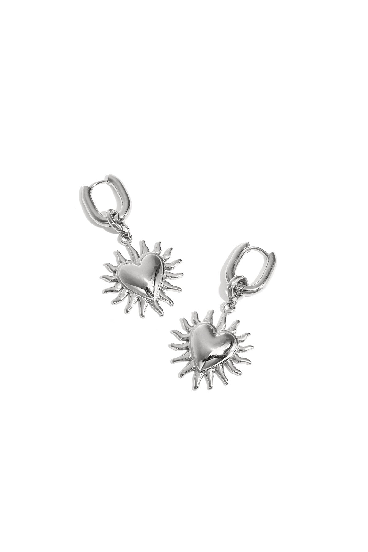 Pendientes con corazones colgantes y rayos de sol