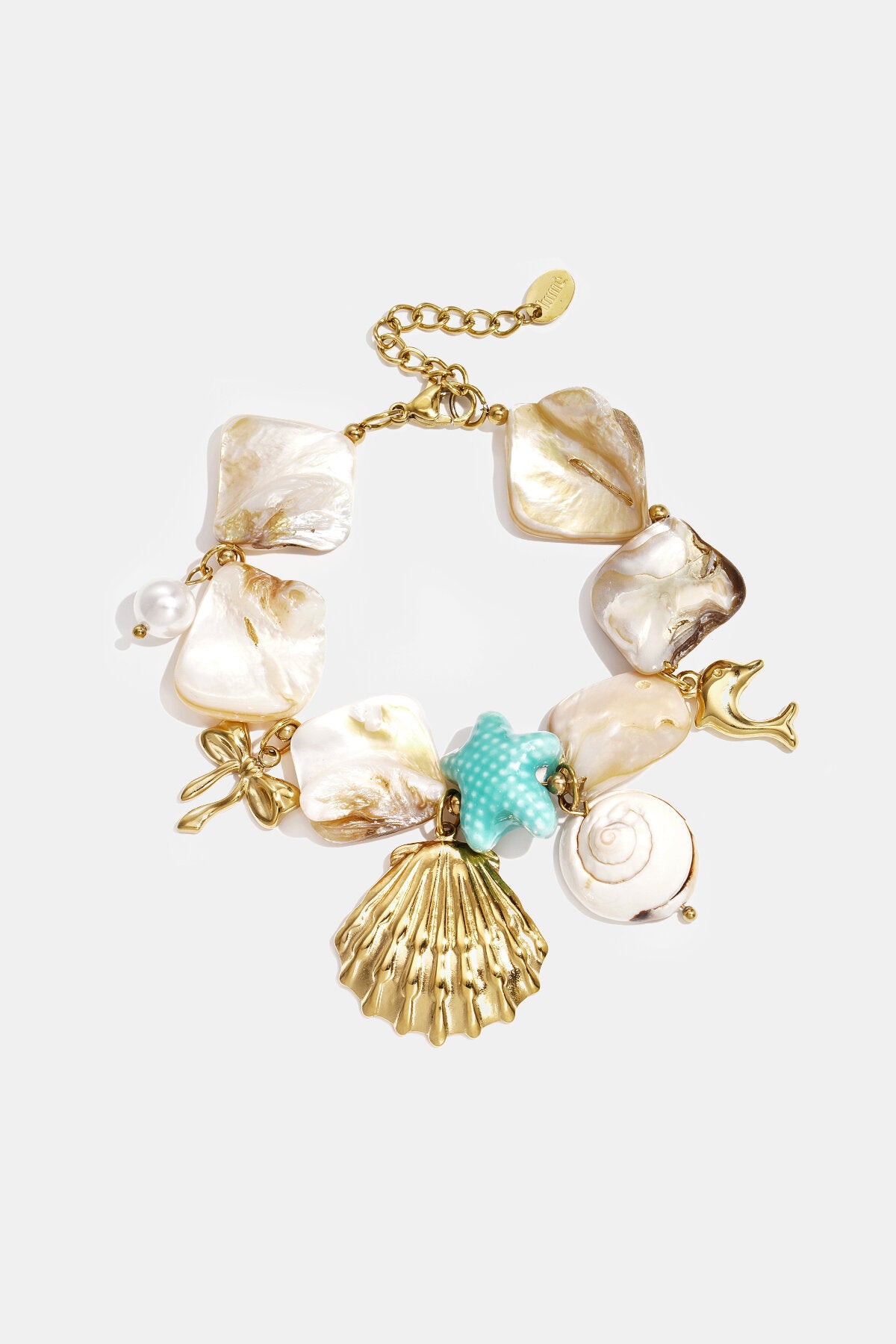 Pulsera con conchas, charms de mar, cuentas doradas y azules