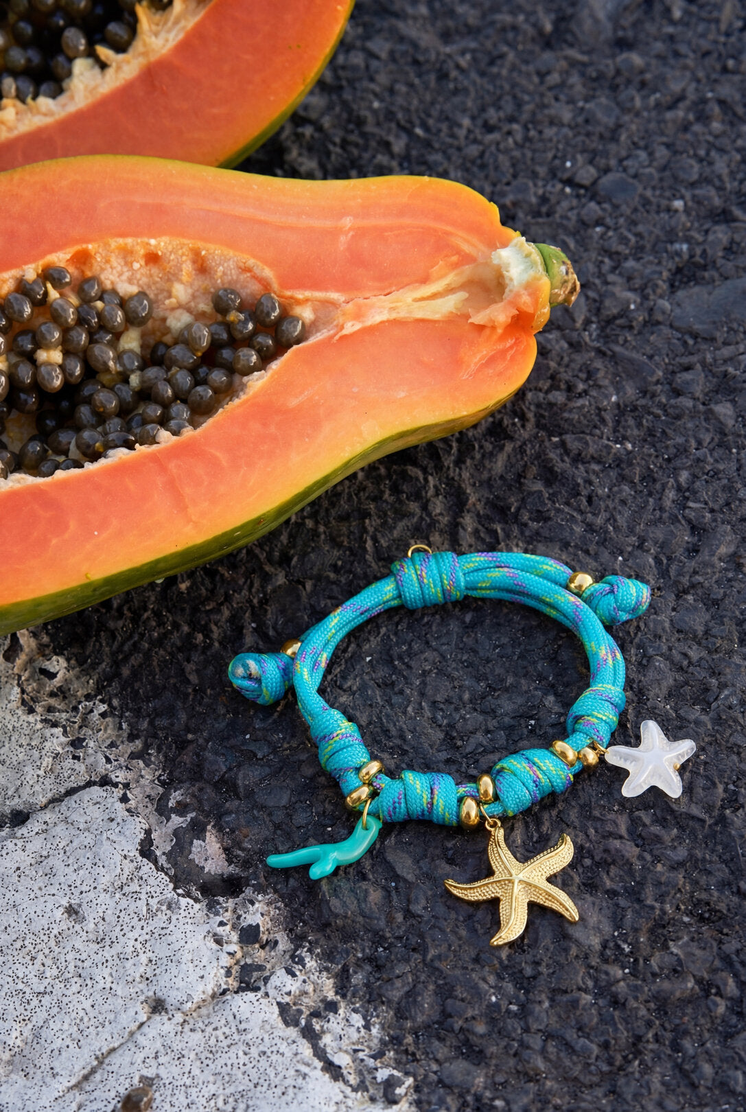 Pulsera de cuerda con nudos y dijes de estrellas de mar