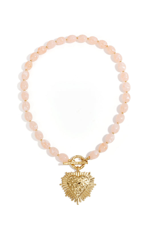 Collar de cuentas con dije de cierre frontal