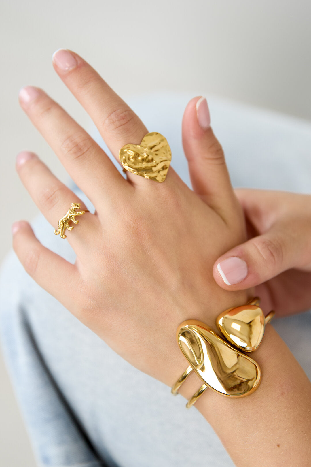 Pulsera llamativa tipo brazalete con formas orgánicas