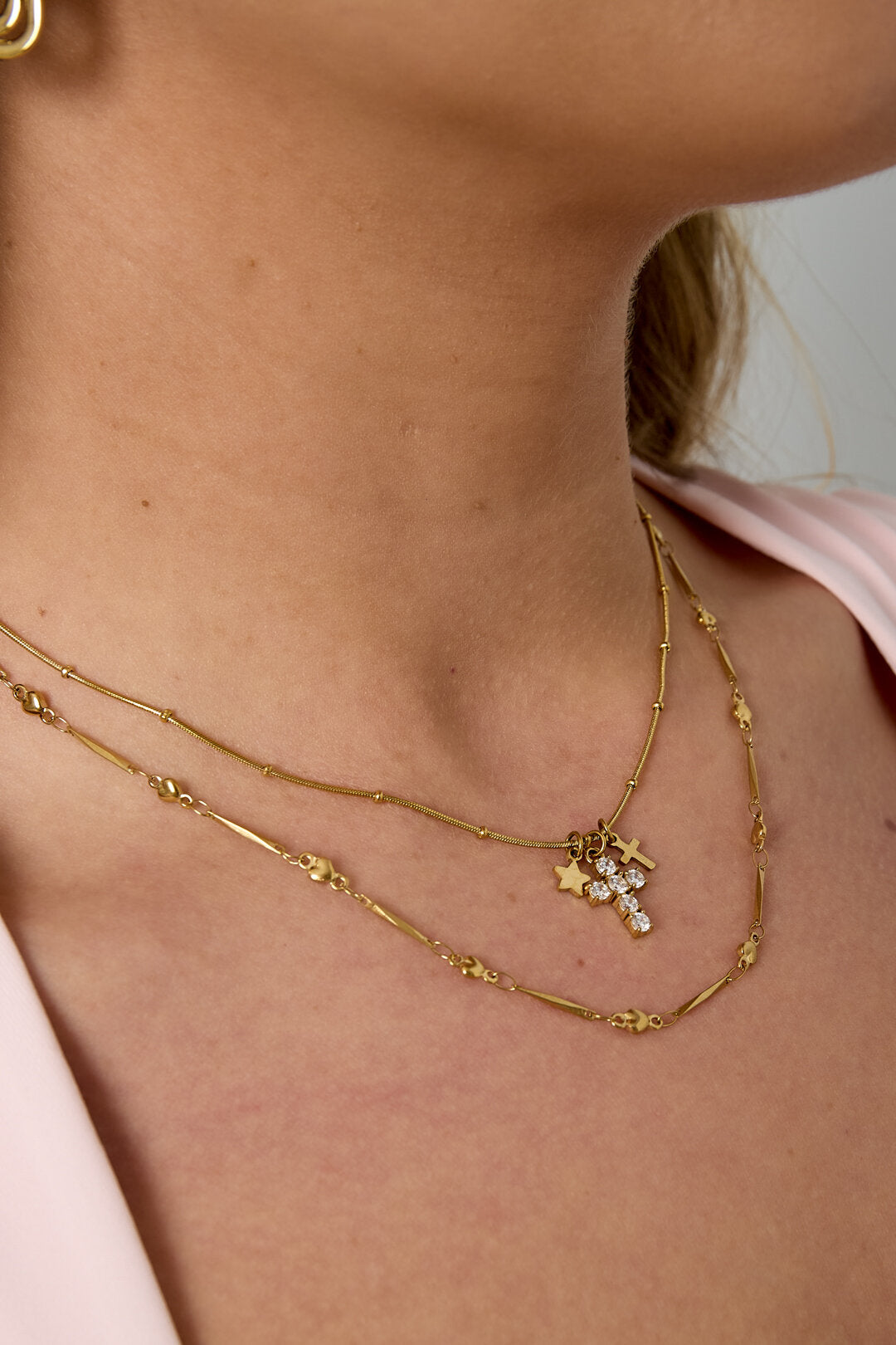 Collar con dijes de cruz y estrella