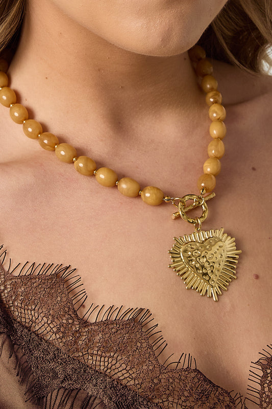 Collar de cuentas con dije de cierre frontal