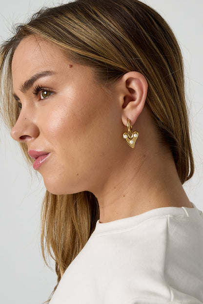 Pendientes de aro con corazón colgante y perlas