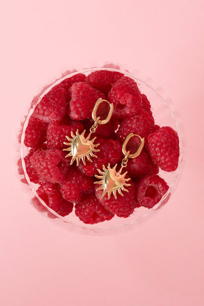 Pendientes con corazones colgantes y rayos de sol