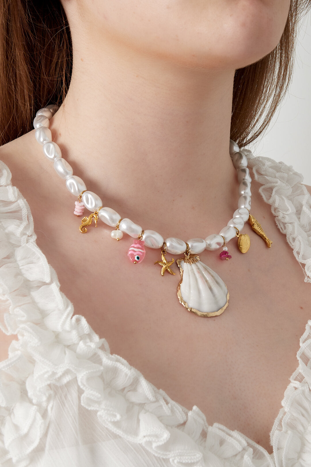 Collar de perlas con conchas marinas