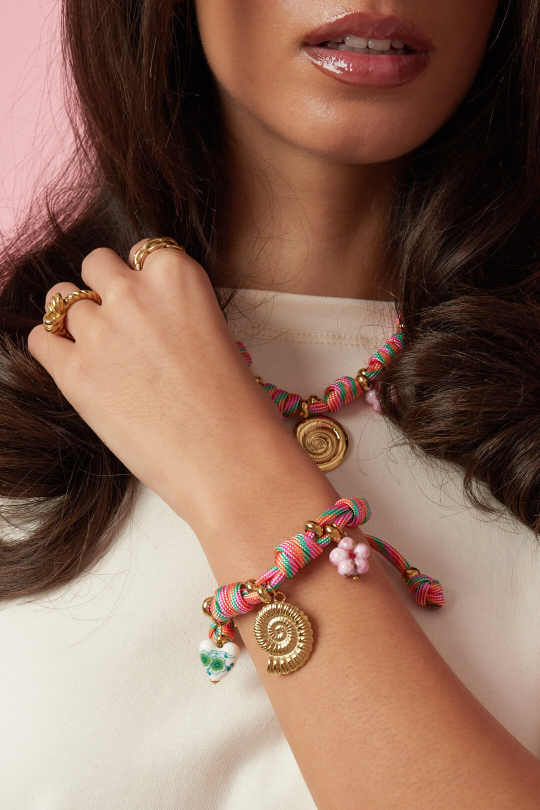 Pulsera de cuerda con nudos y charms de conchas