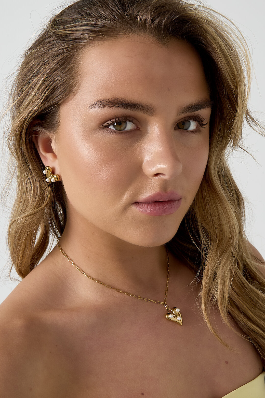 Collar con corazón colgante y perlas