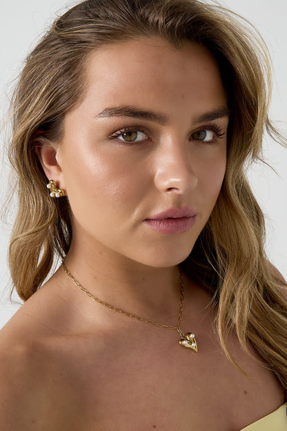 Collar con corazón colgante y perlas