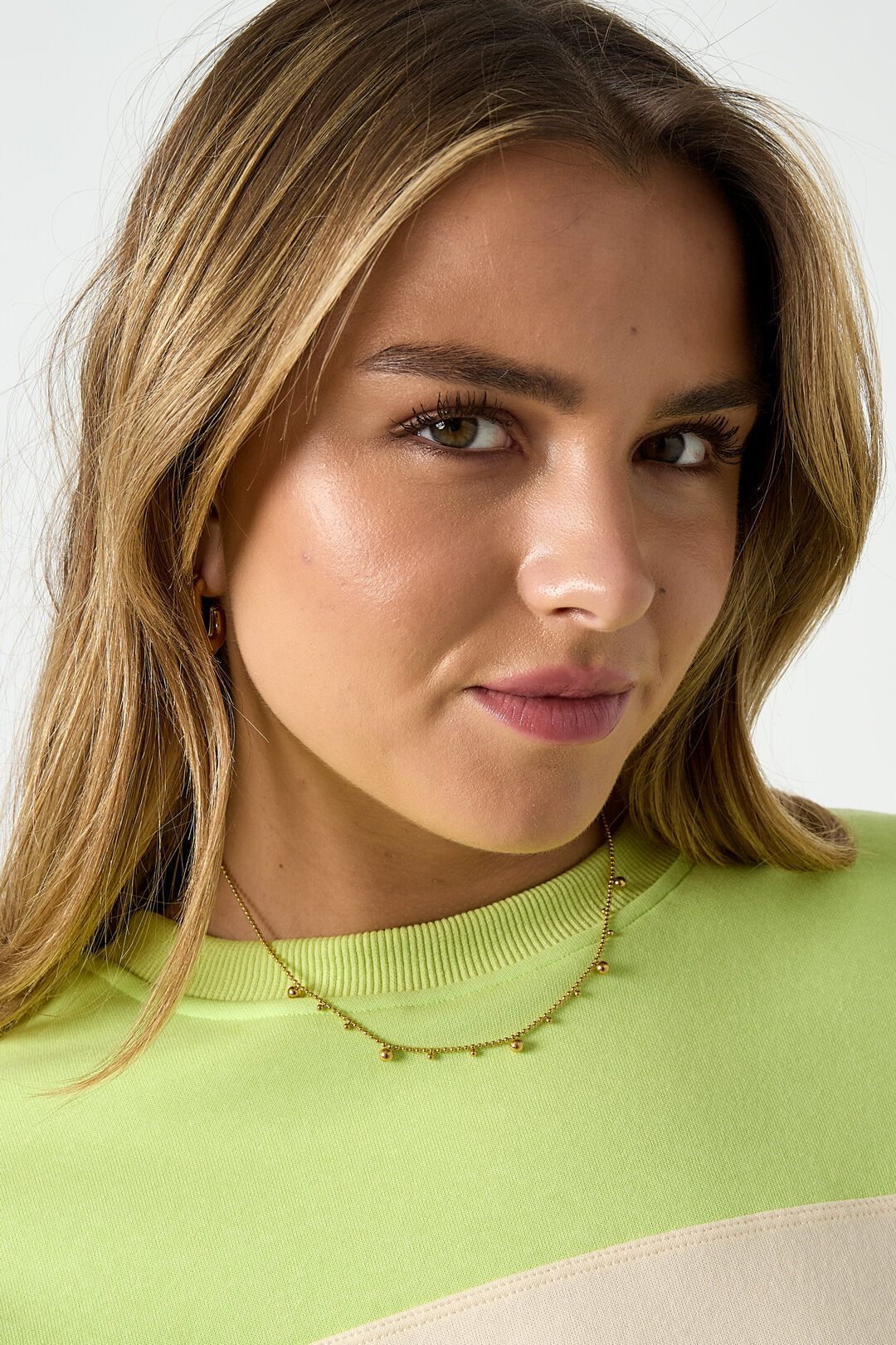 Collar con bolas alternadas