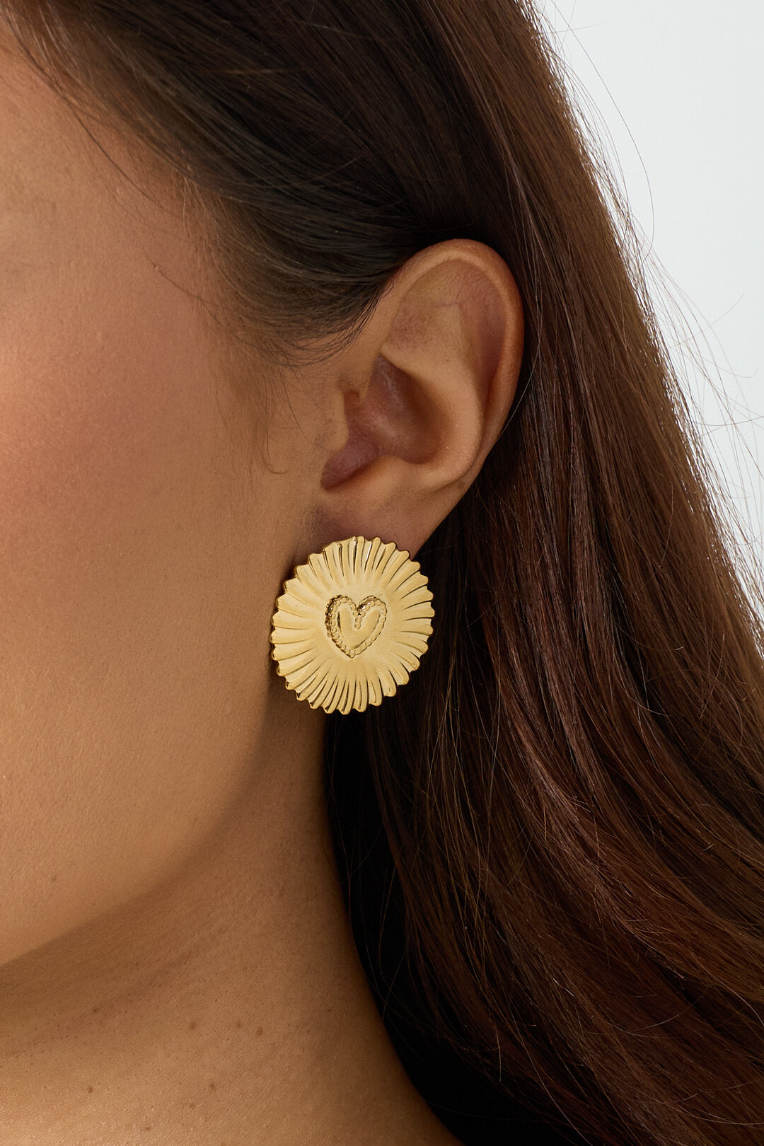 Pendientes llamativos con moneda brillante y corazón