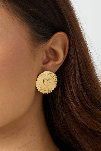 Pendientes llamativos con moneda brillante y corazón