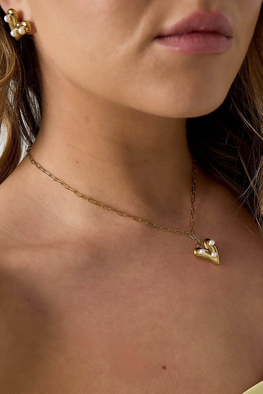Collar con corazón colgante y perlas