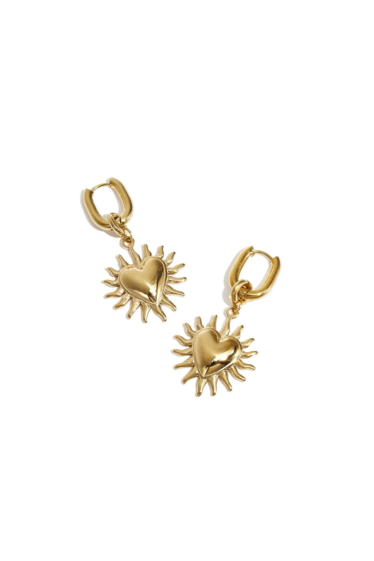 Pendientes con corazones colgantes y rayos de sol