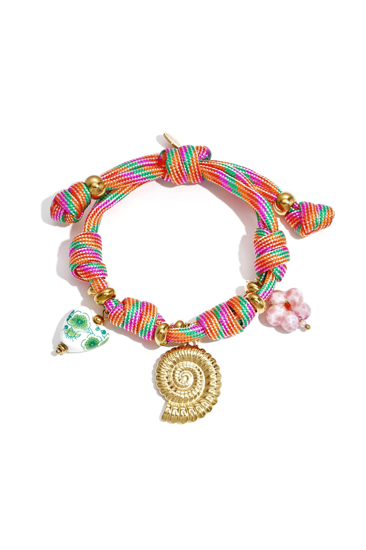 Pulsera de cuerda con nudos y charms de conchas