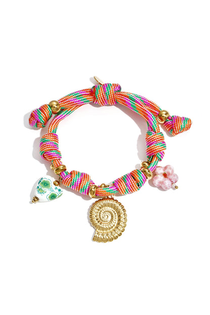 Pulsera de cuerda con nudos y charms de conchas