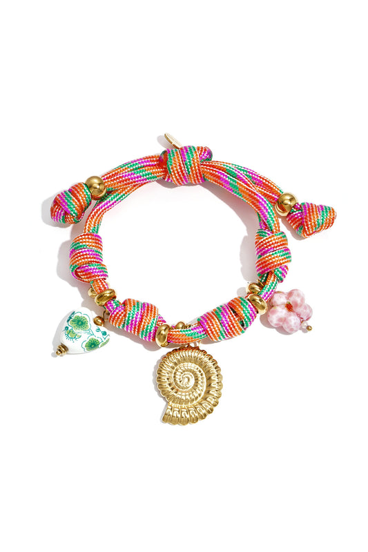Pulsera de cuerda con nudos y charms de conchas