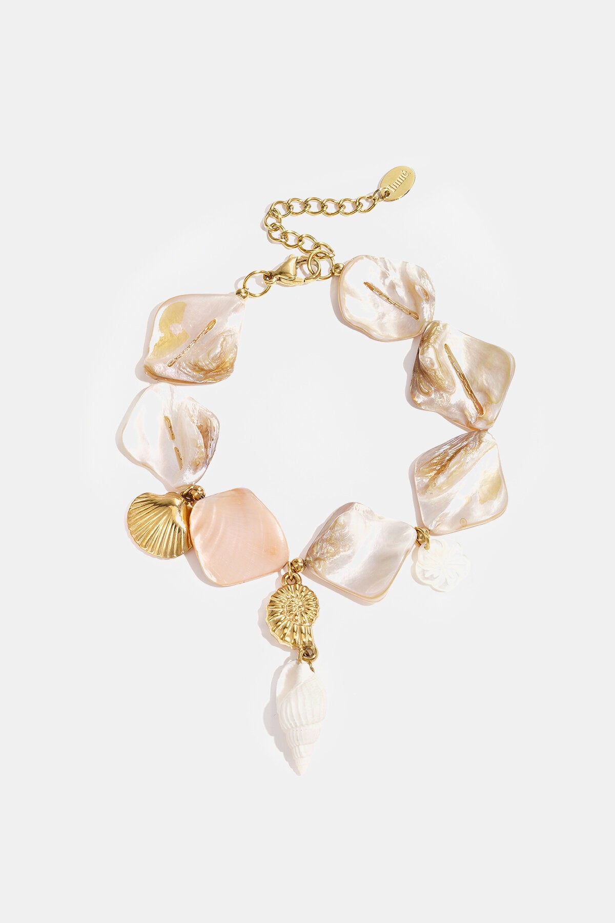 Pulsera con conchas y charms marinos beige