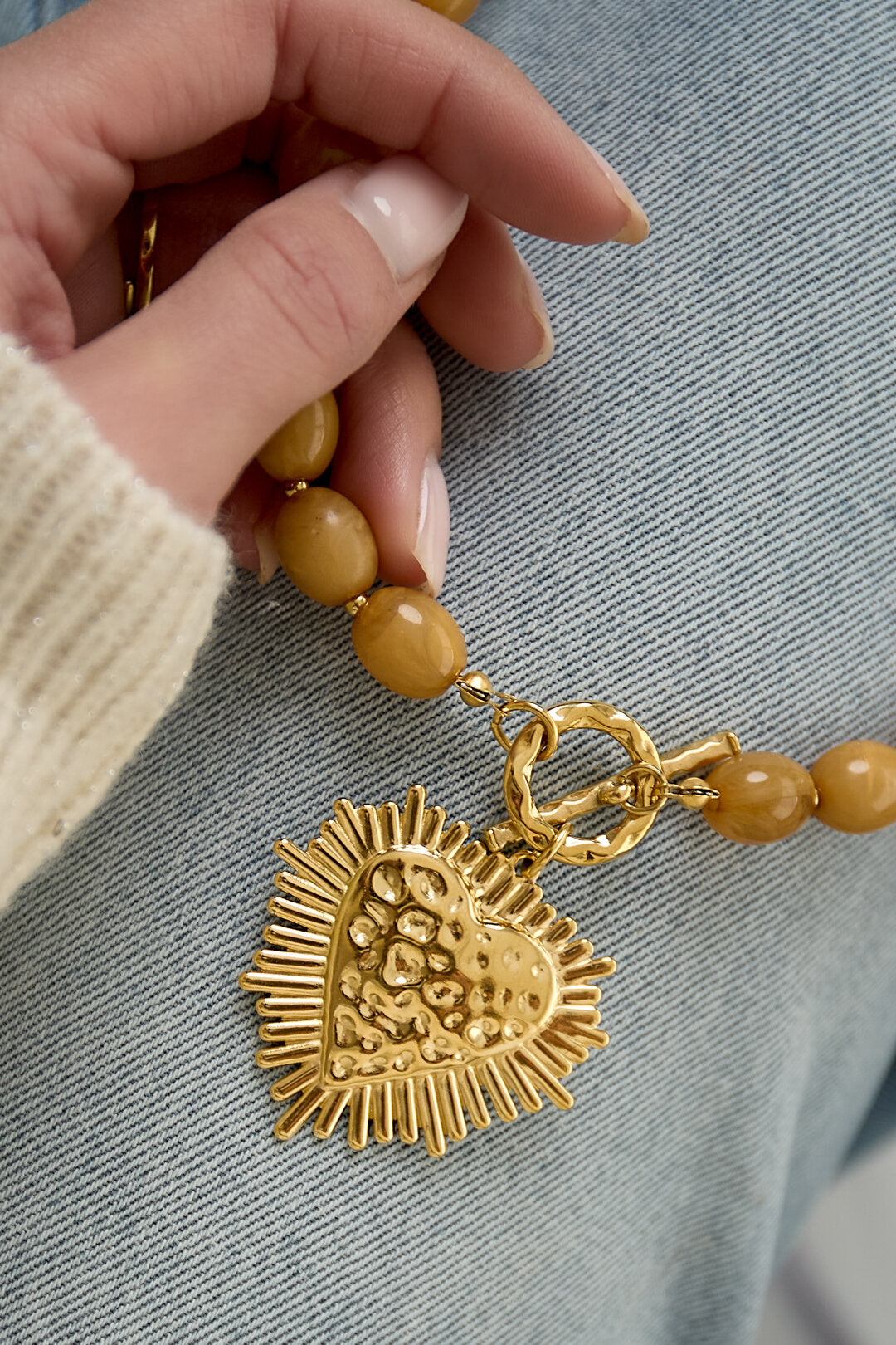 Collar de cuentas con dije de cierre frontal