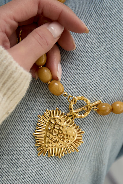 Collar de cuentas con dije de cierre frontal