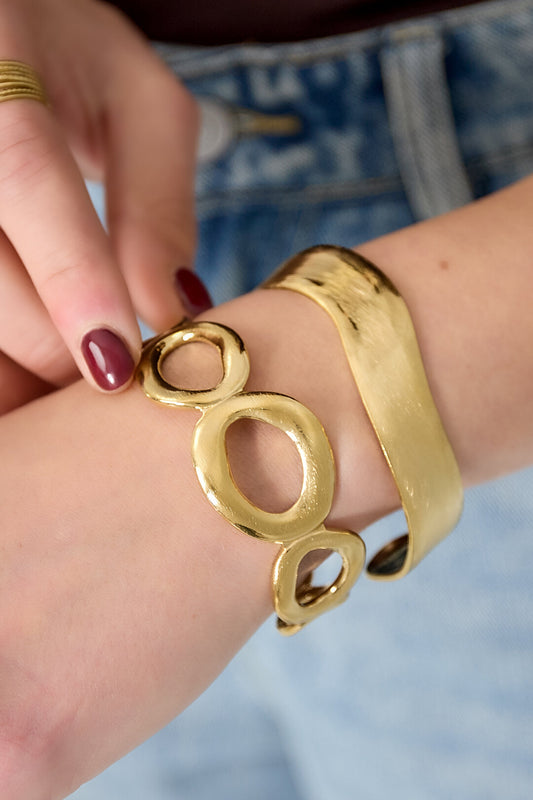 Pulsera gruesa con círculos orgánicos