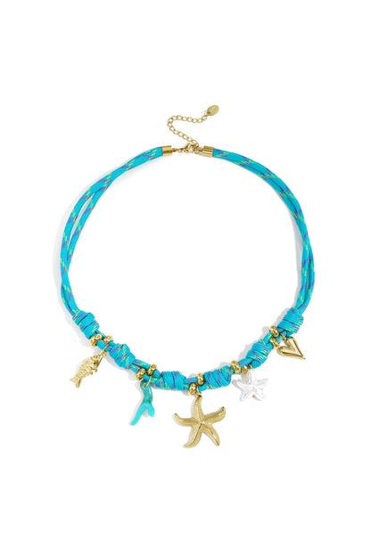 Cadena de cuerda con nudos y dijes de estrellas de mar