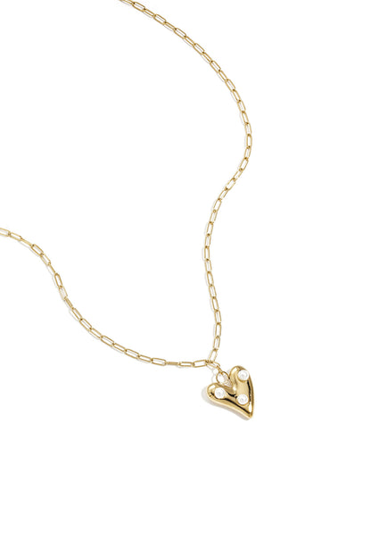 Collar con corazón colgante y perlas