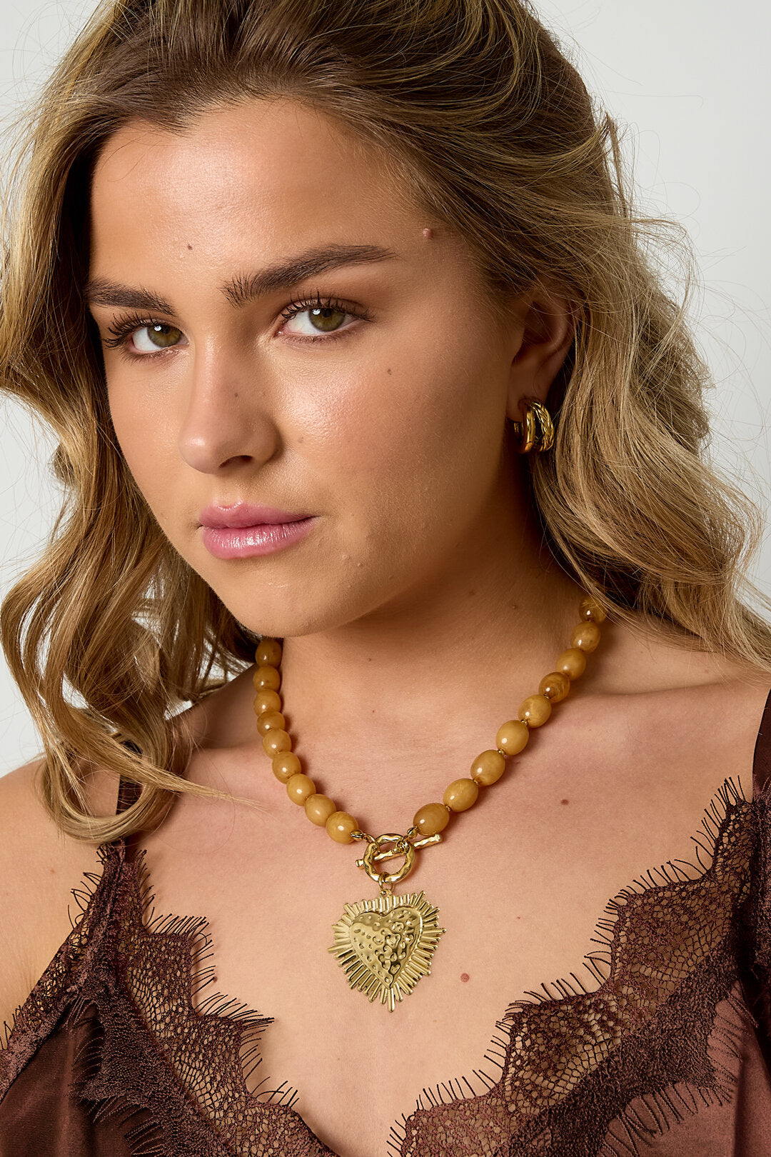 Collar de cuentas con dije de cierre frontal