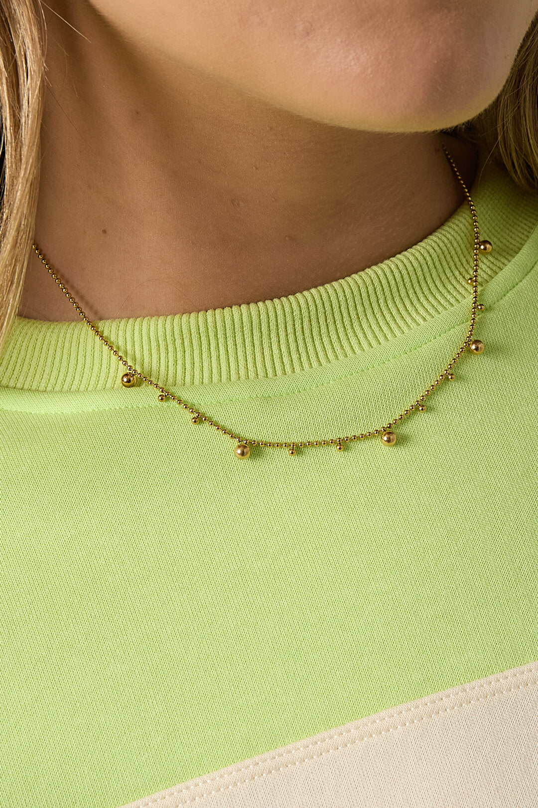 Collar con bolas alternadas