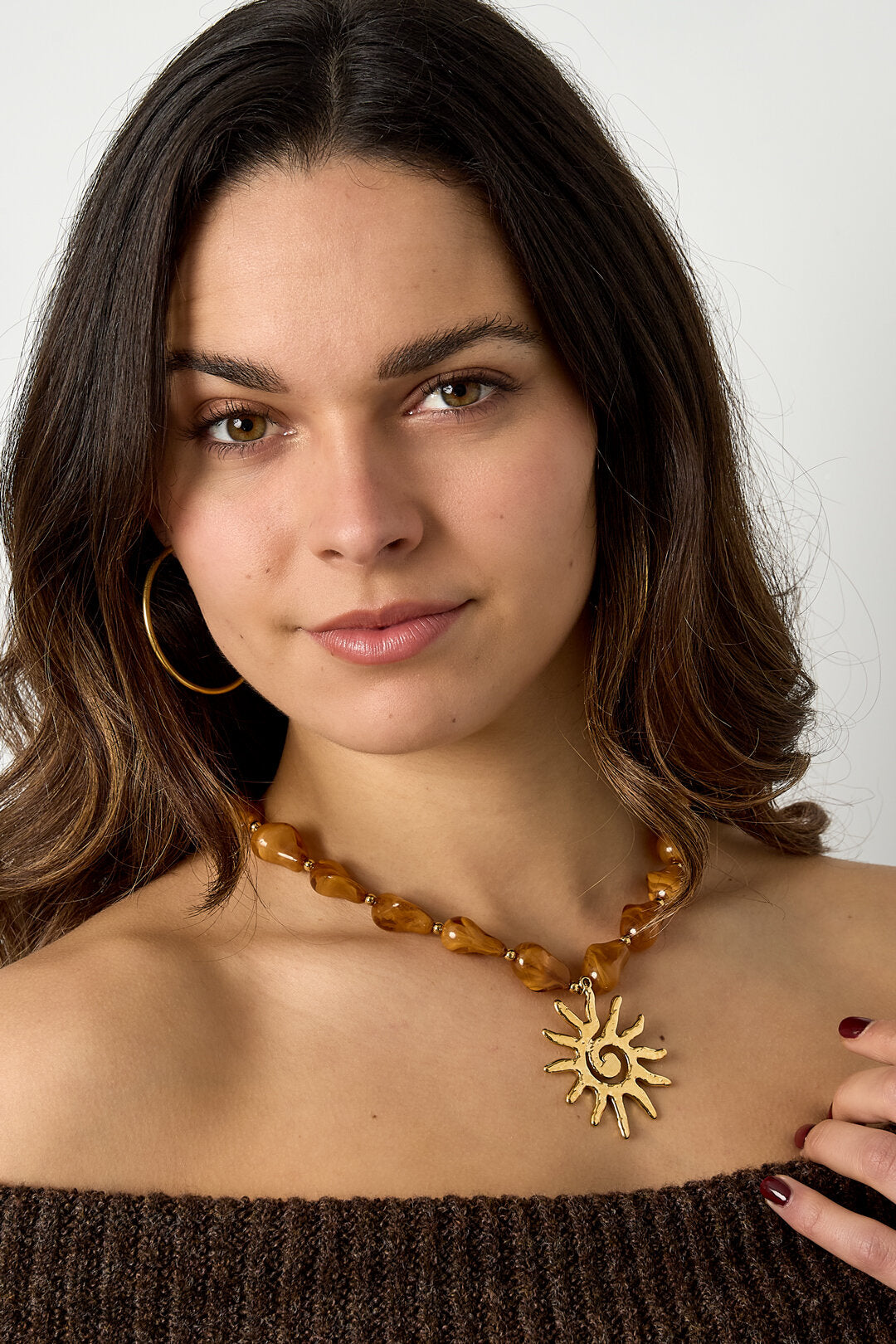 Collar de cuentas con dije de sol