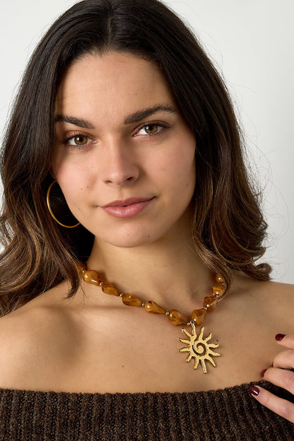 Collar de cuentas con dije de sol