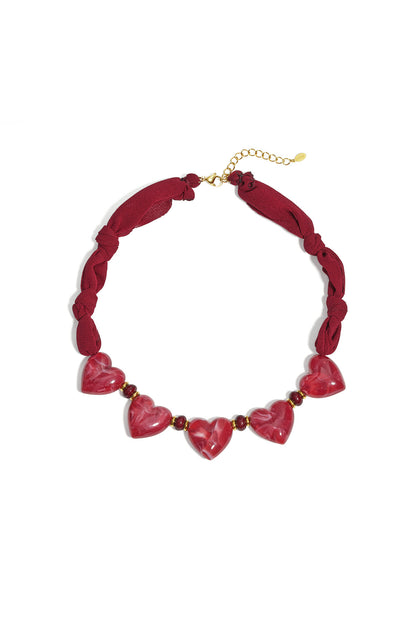 Collar de tela con cuentas de corazón