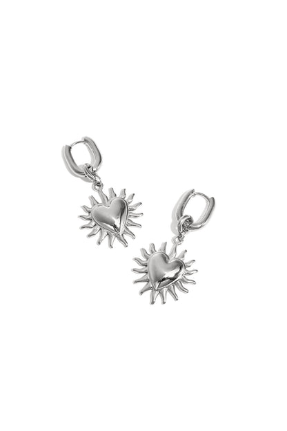 Pendientes con corazones colgantes y rayos de sol