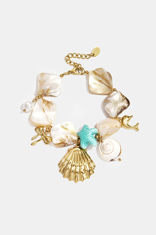 Pulsera con conchas, charms de mar, cuentas doradas y azules