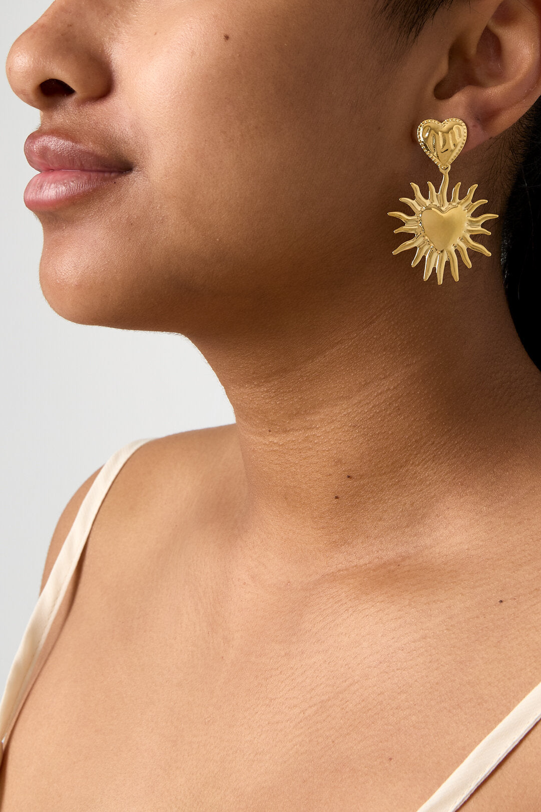 Pendientes de corazón con sol colgante