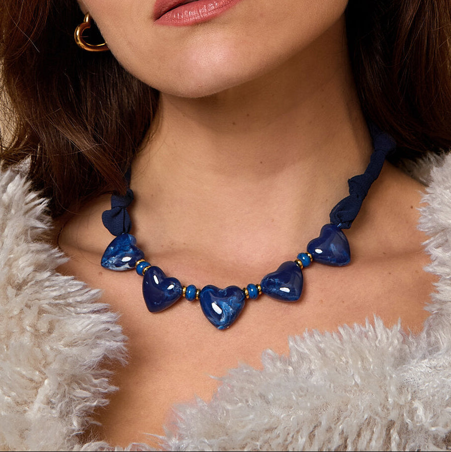 Collar de tela con cuentas de corazón