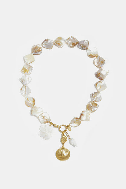 Collar con cuentas de conchas marinas, perlas y conchas colgantes.